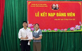 Chi bộ thôn Quảng Minh trang trọng tổ chức Lễ kết nạp đảng viên mới