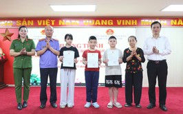 Nỗ lực xây dựng nền hành chính hiện đại, hiệu quả và nhân văn: Phường Dương Nội trao giấy khai sinh cho trẻ em yếu thế