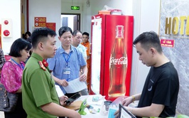 Đoàn kiểm tra liên ngành xã Ứng Hoà kiểm tra các cơ sở hoạt động kinh doanh dịch vụ có điều kiện.