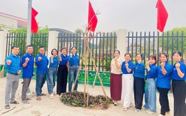 CHI ĐOÀN TRƯỜNG MẦM NON THUẦN MỸ SÔI NỔI RA QUÂN CHỈNH TRANG “TUYẾN ĐƯỜNG THANH NIÊN” CHÀO MỪNG NGÀY 30/4 VÀ 1/5