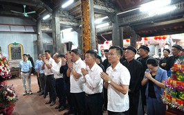 Các đồng chí lãnh đạo xã Thanh Oai dâng hương tại Đình làng Chuông