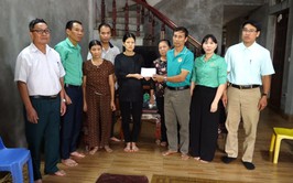 Chi hội Nông dân thôn Đông Hữu chung tay hỗ trợ hội viên có hoàn cảnh khó khăn đột xuất