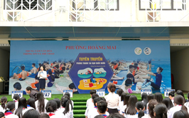 CHỦ ĐỘNG TRƯỚC LÀN NƯỚC – VỮNG VÀNG KỸ NĂNG SỐNG: HỌC SINH TRƯỜNG THCS HOÀNG MAI TẬP HUẤN KỸ NĂNG PHÒNG TRÁNH TAI NẠN ĐUỐI NƯỚC