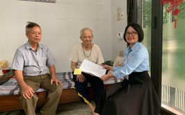 Tổ xung kích Phú Lương: Chứng thực giấy ủy quyền tại nhà cho người dân khó khăn đi lại