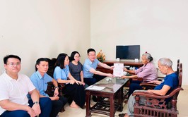 CÁN BỘ XÃ PHÚC THỌ TIẾP TỤC HỖ TRỢ GIẢI QUYẾT THỦ TỤC HÀNH CHÍNH TẠI NHÀ CHO NGƯỜI YẾU THẾ