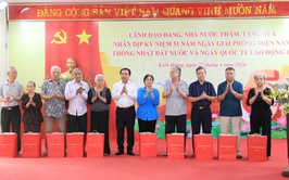 Bí thư Thành ủy Trần Đức Thắng thăm, tặng quà gia đình chính sách, công nhân, người lao động khó khăn phường Kiến Hưng