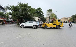 Xử lý vi phạm đỗ ô tô sai quy định tại phố Huỳnh Thúc Kháng kéo dài