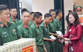 THẮM TÌNH QUÂN DÂN: LÃNH ĐẠO XÃ NGỌC HỒI THĂM, ĐỘNG VIÊN CHIẾN SỸ MỚI TẠI TRUNG ĐOÀN 165