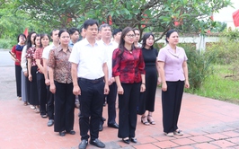 Đồng chí Tô Thị Nhàn, Bí thư Đảng ủy, Chủ tịch HĐND xã làm trưởng đoàn viếng nghĩa trang liệt sỹ thượng vực