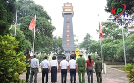 Đảng ủy - HĐND – UBND, Ủy ban MTTQ xã Kiều Phú tổ chức lễ viếng, dâng hương tại các Nghĩa trang Liệt sĩ, Đài tưởng niệm nhân dịp kỷ niệm 51 năm ngày Giải phóng miền Nam thống nhất đất nước
