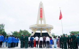 Các đồng chí lãnh đạo xã Quốc Oai thăm viếng Nghĩa trang Liệt sĩ nhân dịp kỷ niệm 51 năm Ngày giải phóng miền Nam thống nhất đất nước
