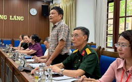 Hội Cựu chiến binh (CCB) phường Láng rút kinh nghiệm mô hình “CCB tự quản về trật tự đô thị” tại tuyến phố Pháo Đài Láng.     