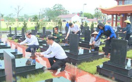 Lãnh đạo xã Phúc Lộc dâng hương tưởng niệm các anh hùng liệt sĩ kỷ niệm 51 năm Ngày Giải phóng miền Nam, thống nhất đất nước
