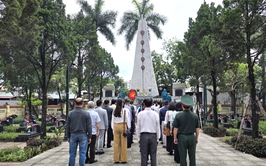 Đoàn đại biểu phường Phú Lương viếng nghĩa trang Liệt sỹ nhân dịp kỷ niệm 51 năm ngày giải phóng Miền Nam thống nhất đất nước