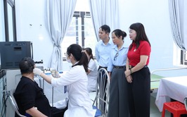 VÂN ĐÌNH TỔ CHỨC “NGÀY HỘI NHÂN ÁI” KHÁM BỆNH, TẶNG QUÀ CHO NGƯỜI DÂN CÓ HOÀN CẢNH KHÓ KHĂN