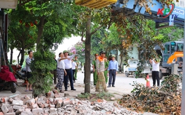 Xã Kiều Phú ra quân giải tỏa hành lang an toàn giao thông, bảo đảm trật tự trước kỳ nghỉ lễ 30/4