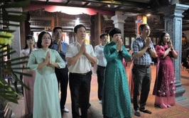 Đồng chí Phó Bí thư Thường trực Đảng ủy xã An Khánh Trương Thị Dung dâng lễ và dự Lễ khai hội truyền thống Chùa Tổng