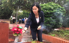 Lễ dâng hương, dâng hoa tại nghĩa trang liệt sỹ Phương Đình