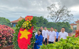 Đồng chí Nguyễn Quý Mạnh - Phó bí thư Đảng ủy, Chủ tịch UBND xã dâng hương, hoa tưởng niệm các anh hùng liệt sĩ nhân dịp kỷ niệm 51 năm Ngày Giải phóng miền Nam, thống nhất đất nước (30/4/1975 – 30/4/2026) tại nghĩa trang liệt sỹ Trung Châu