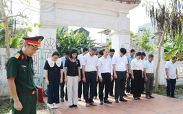 Đồng chí Nguyễn Trường Năng - Bí thư Đảng ủy, Chủ tịch HĐND xã Quảng Bị dâng hương tưởng nhớ các anh hùng liệt sĩ tại nghĩa trang Lam Điền