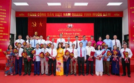 Phường Phú Lương trao Huy hiệu Đảng cho 24 đảng viên đợt 19/5