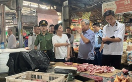 ĐỒNG CHÍ TRẦN TIẾN SỸ - PHÓ CHI CỤC TRƯỞNG CHI CỤC CHĂN NUÔI THỦY SẢN VÀ THÚ Y THÀNH PHỐ HÀ NỘI KIỂM TRA CÔNG TÁC GIẾT MỔ, VẬN CHUYỂN, KINH DOANH ĐỘNG VẬT VÀ SẢN PHẨM ĐỘNG VẬT TRÊN ĐỊA BÀN XÃ SÓC SƠN