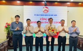 XÃ SÓC SƠN: CÔNG BỐ VÀ TRAO QUYẾT ĐỊNH BỔ NHIỆM ĐỒNG CHÍ NGUYỄN THẠCH BỈNH GIỮ CHỨC VỤ TRƯỞNG PHÒNG KINH TẾ.