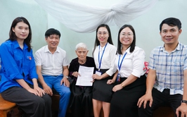 Tổ xung kích Trung tâm Phục vụ hành chính công Chi nhánh số 07 hỗ trợ chứng thực chữ ký ngoài giờ cho cụ bà 102 tuổi tại xã Quốc Oai