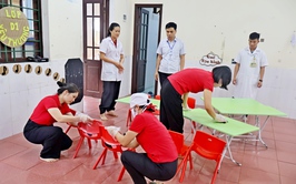 Xã Đoài Phương vệ sinh môi trường, khử khuẩn phòng, chống bệnh tay chân miệng