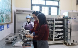 Kết quả kiểm tra, rà soát hồ sơ cung cấp bữa ăn bán trú tại các cơ sở giáo dục có tổ chức bữa ăn bán trú trên địa bàn xã liên quan đến thịt lợn không đảm bảo an toàn thực phẩm