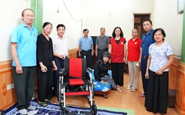 HỘI CHỮ THẬP ĐỎ PHƯỜNG SƠN TÂY TRAO XE LĂN CHO NGƯỜI KHUYẾT TẬT CÓ HOÀN CẢNH KHÓ KHĂN