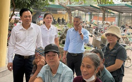 Lãnh đạo xã Tam Hưng dự, động viên Nhân dân tại chương trình khám mắt miễn phí hưởng ứng Ngày Sức khỏe toàn dân 7/4