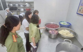 Đoàn kiểm tra liên ngành ATTP phường Thanh Xuân làm việc tại trường Tiểu học Phan Đình Giót