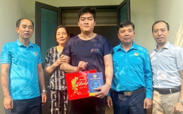 Công đoàn phường Chương Mỹ thăm hỏi, hỗ trợ đoàn viên bị tai nạn lao động 