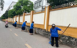Đoàn viên giáo viên trường Tiểu học Thúy Lĩnh tích cực ra quân tổng vệ sinh vì môi trường Xanh – Sạch – Đẹp