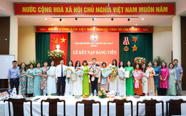 Đảng bộ Trường Trung học phổ thông chuyên Chu Văn An kết nạp 8 học sinh lớp 12 vào Đảng.