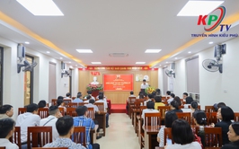 Đồng chí Phùng Huy Diễn- Phó Bí thư Đảng uỷ, chủ tịch UBND xã Kiều Phú dự sinh hoạt chi bộ Trường THPT Minh Khai