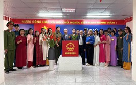 Giáo viên trường Tiểu học Bùi Quốc Khái tham gia hỗ trợ công tác bầu cử tại phường Hoàng Liệt