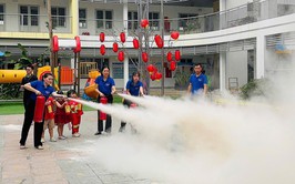 Trường Mầm non Sao Khuê: Tăng cường kỹ năng phòng cháy, chữa cháy cho trẻ qua hoạt động trải nghiệm