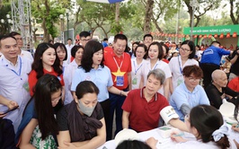 Bộ trưởng Bộ Y tế thăm và động viên tập thể cán bộ Trạm Y tế phường Hai Bà Trưng.