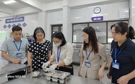 Tăng cường kiểm tra an toàn thực phẩm tại bếp ăn trường học