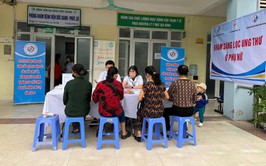 Trên 100 phụ nữ tham gia khám sàng lọc ung thư