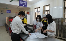 Quảng Oai tăng cường kiểm tra đột xuất, siết chặt quản lý an toàn thực phẩm tại bếp ăn trường học