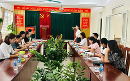 Đoàn giám sát của Trạm Y tế xã Ô Diên kiểm tra công tác y tế trường học, an toàn thực phẩm tại trường Mầm non Liên Hồng