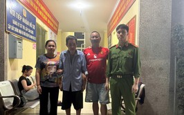 Công an xã Xuân Mai giúp đỡ người đi lạc đoàn tụ với gia đình