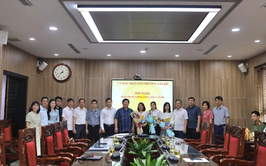 UBND phường Tây Hồ công bố và trao các quyết định về công tác cán bộ