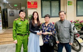 Công an phường Hoàn Kiếm kịp thời trao trả tài sản cho người dân
