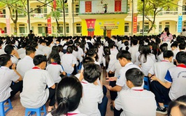 Hội Liên hiệp Phụ nữ xã tuyên truyền phòng chống bạo lực học đường và sử dụng mạng xã hội an toàn cho lãnh đạo, cán bộ, giáo viên, học sinh.