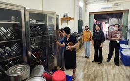 Xã Phú Xuyên: Tăng cường kiểm tra công tác đảm bảo an toàn thực phẩm tại các cơ sở cung cấp suất ăn bán trú cho các trường học.