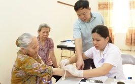 XÃ ỨNG HÒA TỔ CHỨC KHÁM SỨC KHỎE CHO NGƯỜI CAO TUỔI NHÂN NGÀY SỨC KHỎE TOÀN DÂN 7/4.